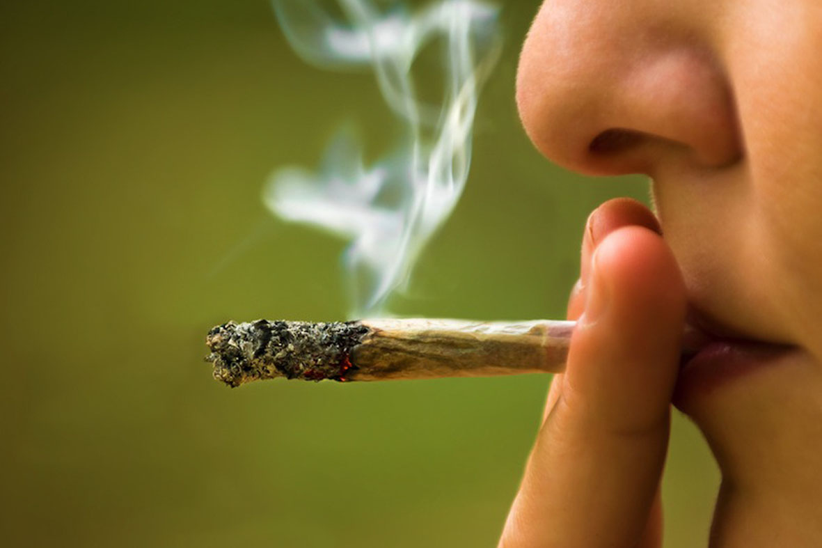 Mulher fuma cigarro de maconha. Foto: ahduvido.com.br