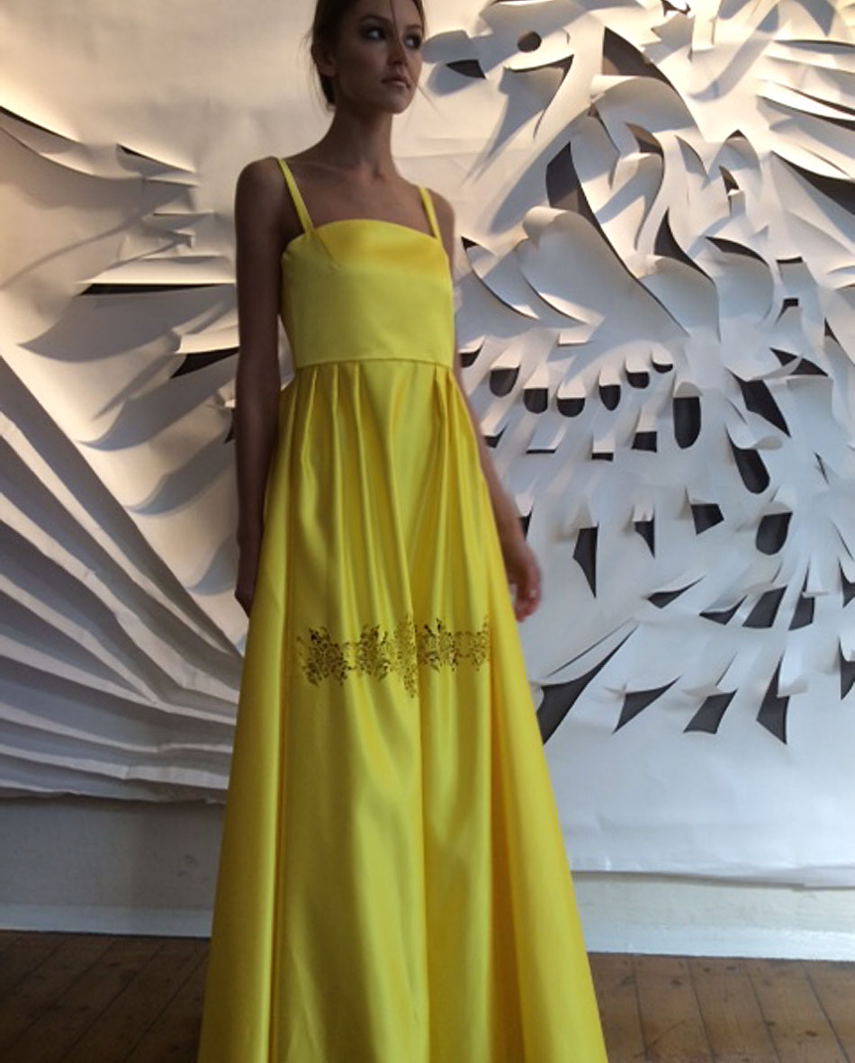 Vestido de Georgia Hardinge: amarelo ouro na London Fashion Week. Foto: Juliana Resende/BR Press