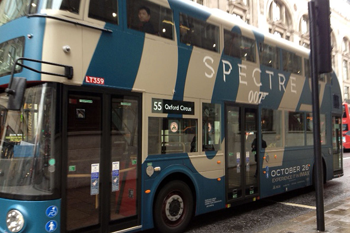 Ónibus decorado com propagando do filme Spectre circula por Londres. Foto: Juliana Resende/BR Press