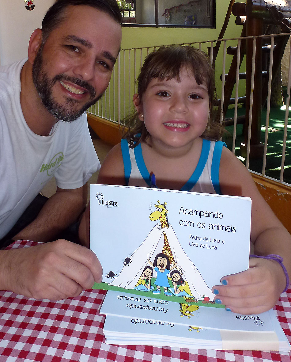 Pedro de Luna e a filha Lívia no lançamento de Acampando com Os Animais. Foto: Martha Freire/Divulgação