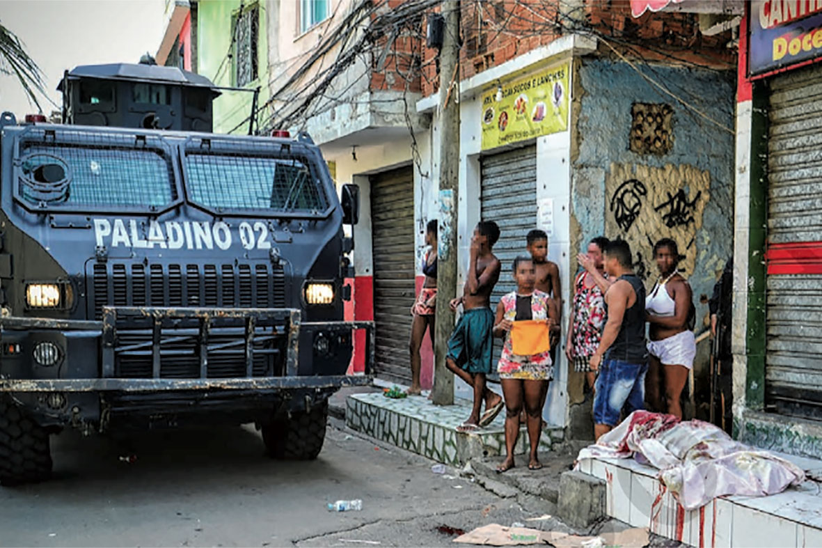 Veículo blindado da PM do Rio na favela do Jacarezinho