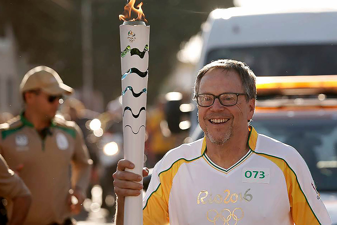 Fernando Meirelles carried the olympic torch in Ribeirão Preto