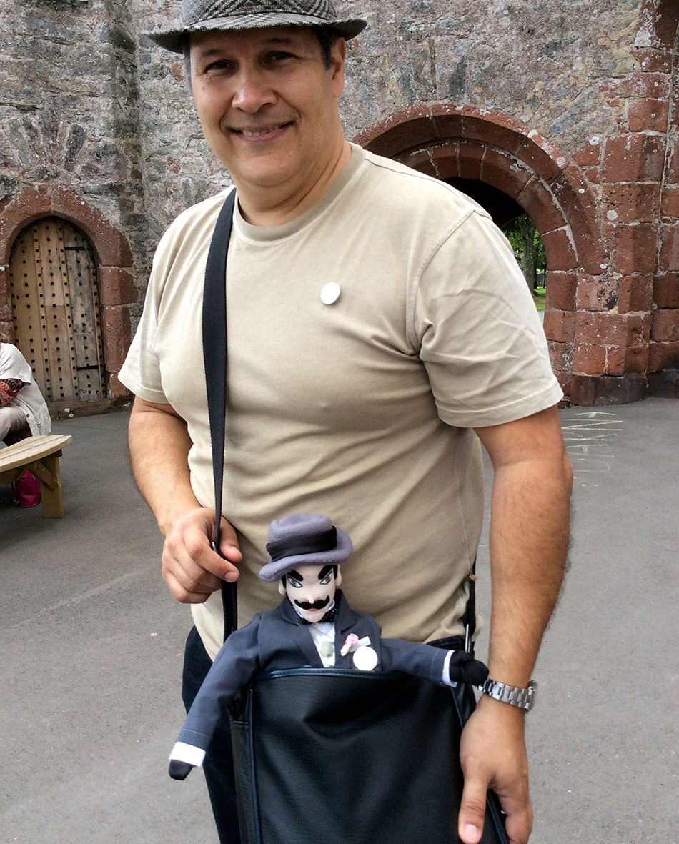 Tito Prates circula pelo Festival Internacional Agatha Christie 2015 com seu boneco de Hercule Poirot. Fotp: Juliana Resende/BR Press