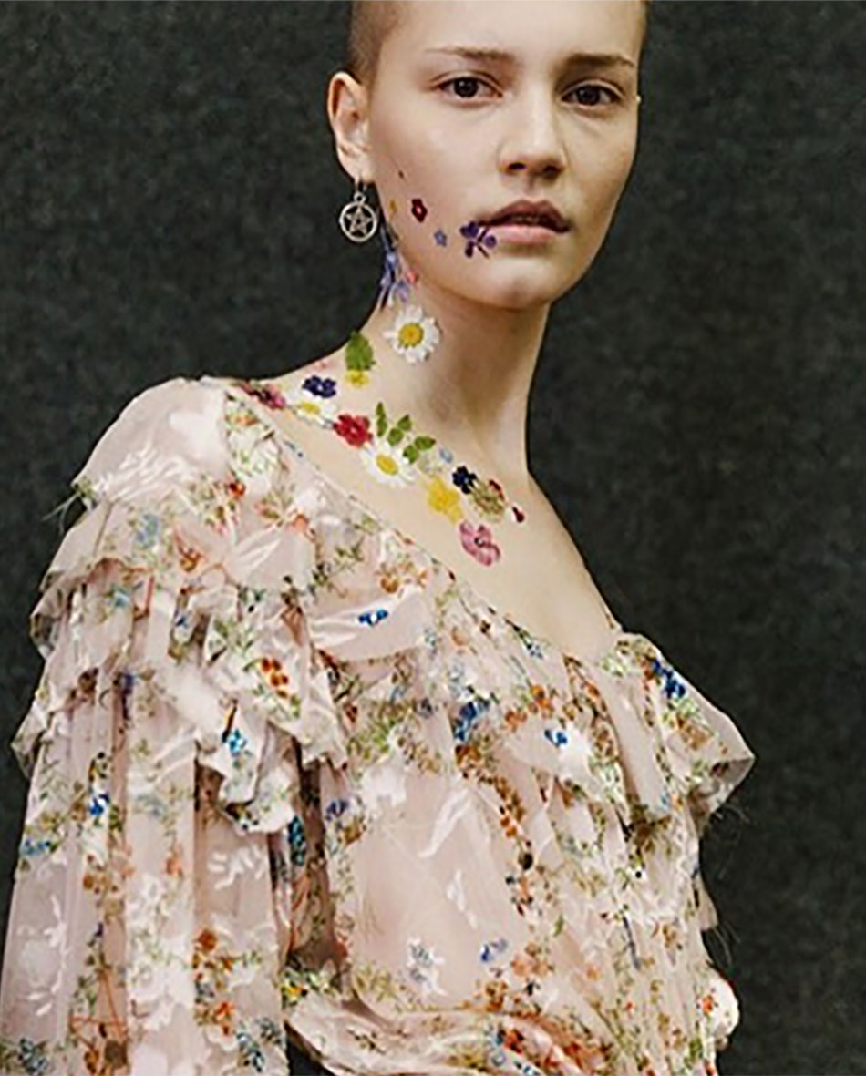 Preen by Thornton Bregazzi: toque primaveril com flores nos rostos e corpos das modelos foi highlight da London Fashion Week SS17. Foto: Divulgação