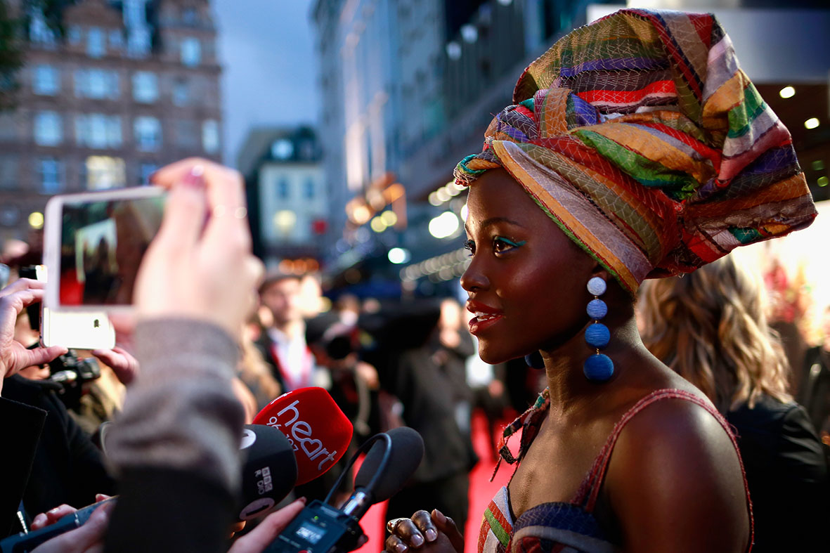 Lupita Nyong’o dá entrevistas no Tapete Vermelho de Rainha do Katwe