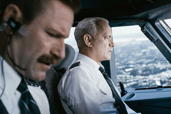 O primeiro oficial Jeffrey Skiles (Aaron Eckhart) e o comandante Sully (Tom Hanks)