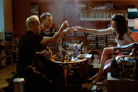 Veronika (Anjela Nedyalkova) leva Renton (Ewan McGregor) e Sick Boy (Jonny Lee Miller) no bico. Foto: Divulgação