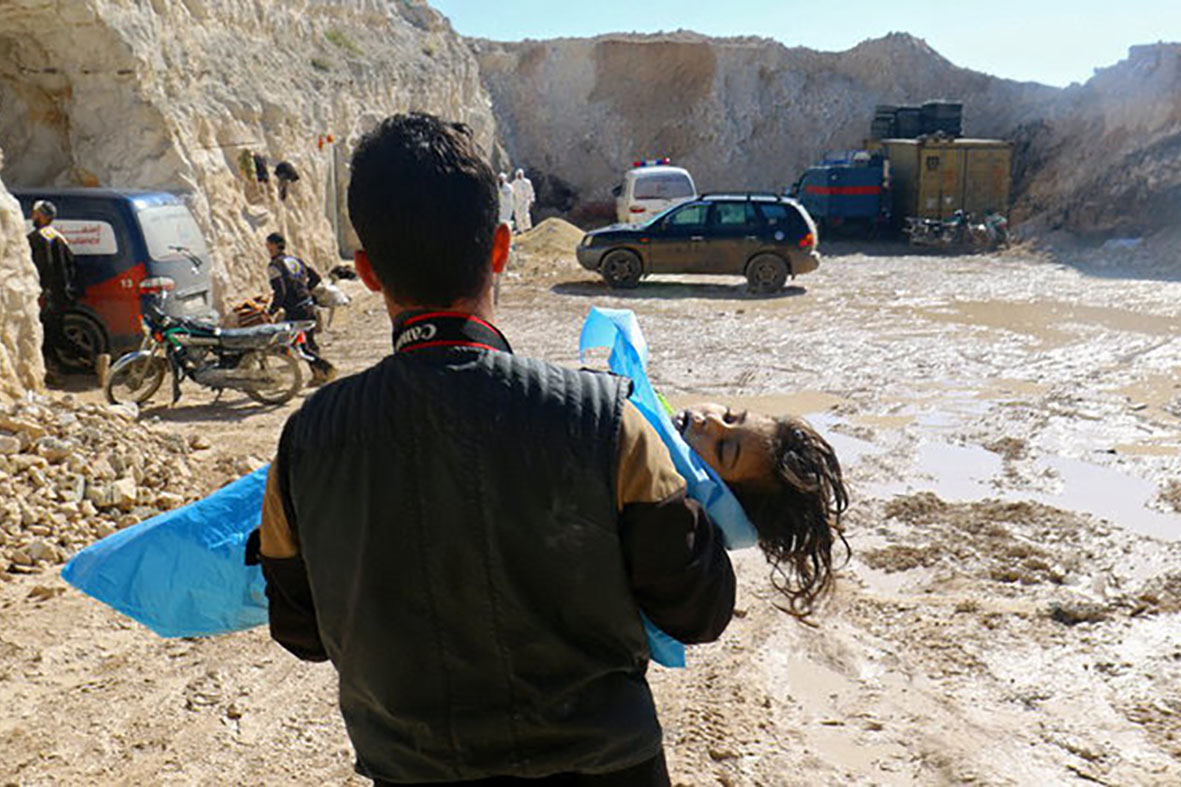Pai enterra filha morta em ataque com gás na Síria. Foto: Syria Awareness Campaign