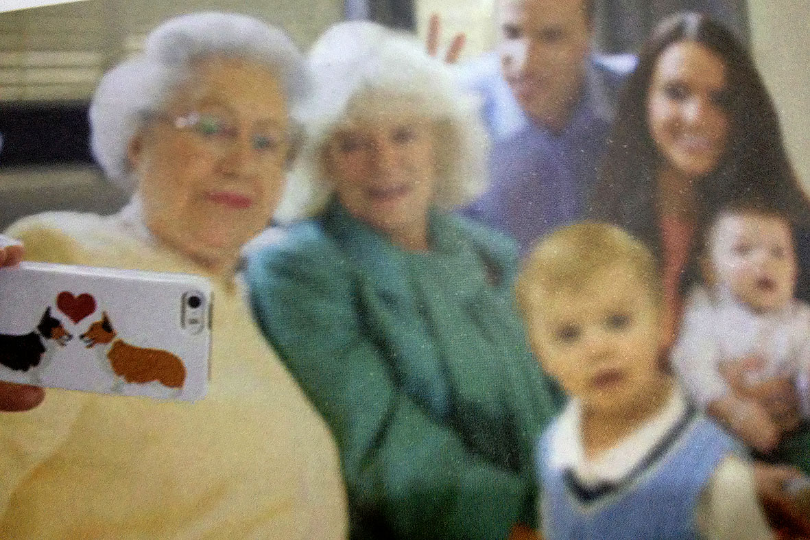 Selfie da Rainha Elizabeth com a família: uma das imagens da exposição From Selfie to Self-Expression. Foto: Buckingham Palace/Divulgação