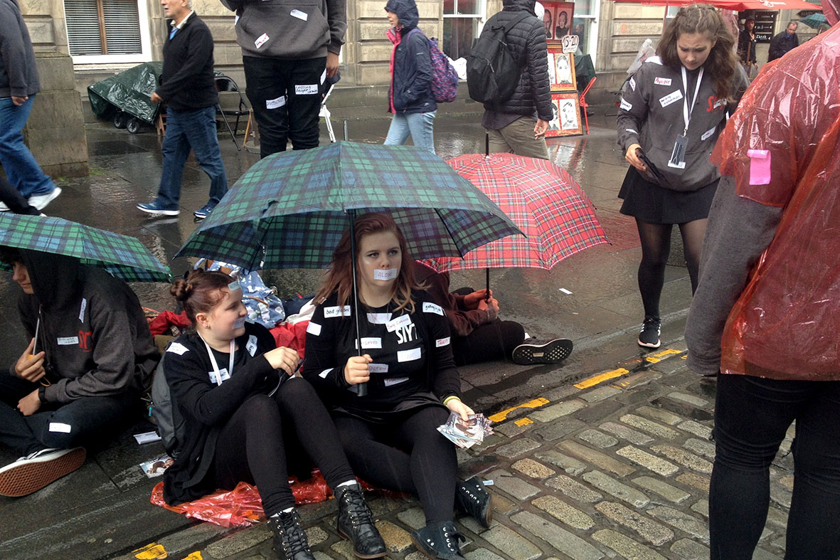 Protestos nas ruas de Edimburgo: terror e Brexit são preocupações. Foto: Juliana Resende/brpress