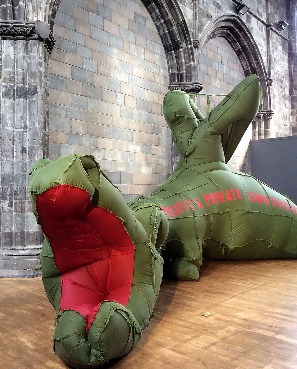 The Dragon of Profit and Private Ownership dentro de igreja medieval de Edimburgo. Foto: Juliana Resende/brpress