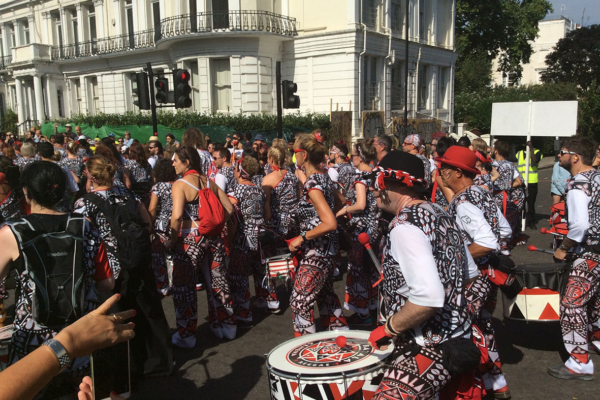 Bateria desfila no Carnaval de Notting Hill 2017