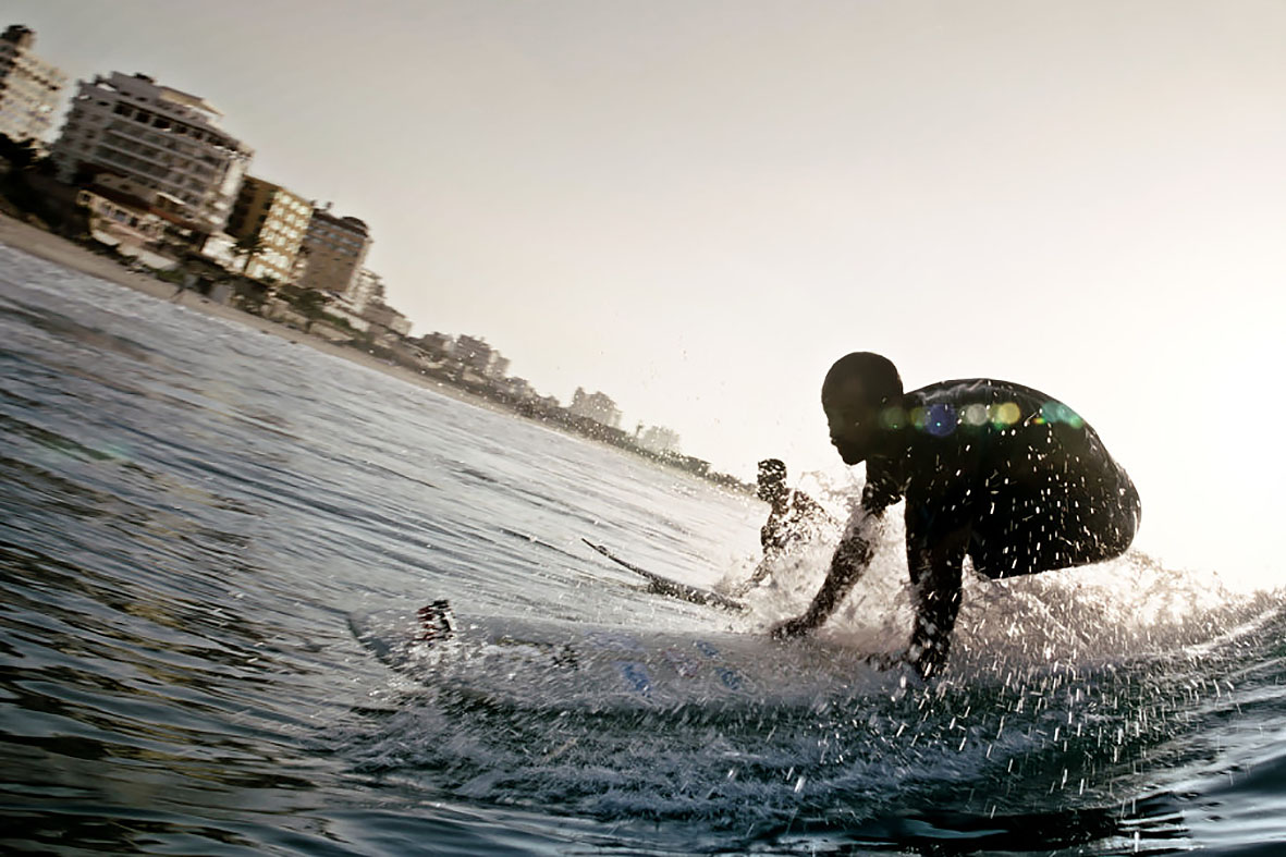 Cena do documentári Gaza Surf Club: a vida menos trágica nas ondas do mar. Foto: Divulgação