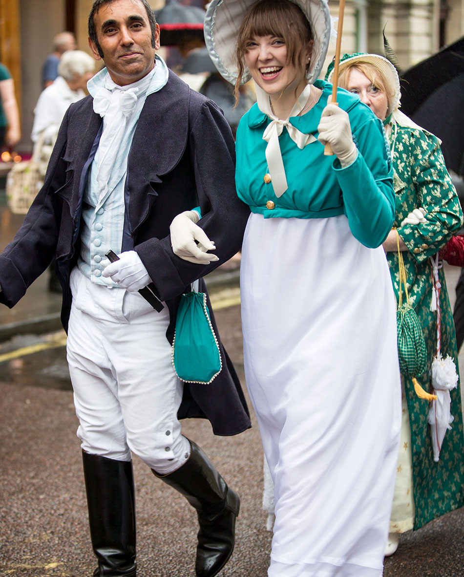 Janeites vestidos a caráter para o baile do Jane Austen Festival