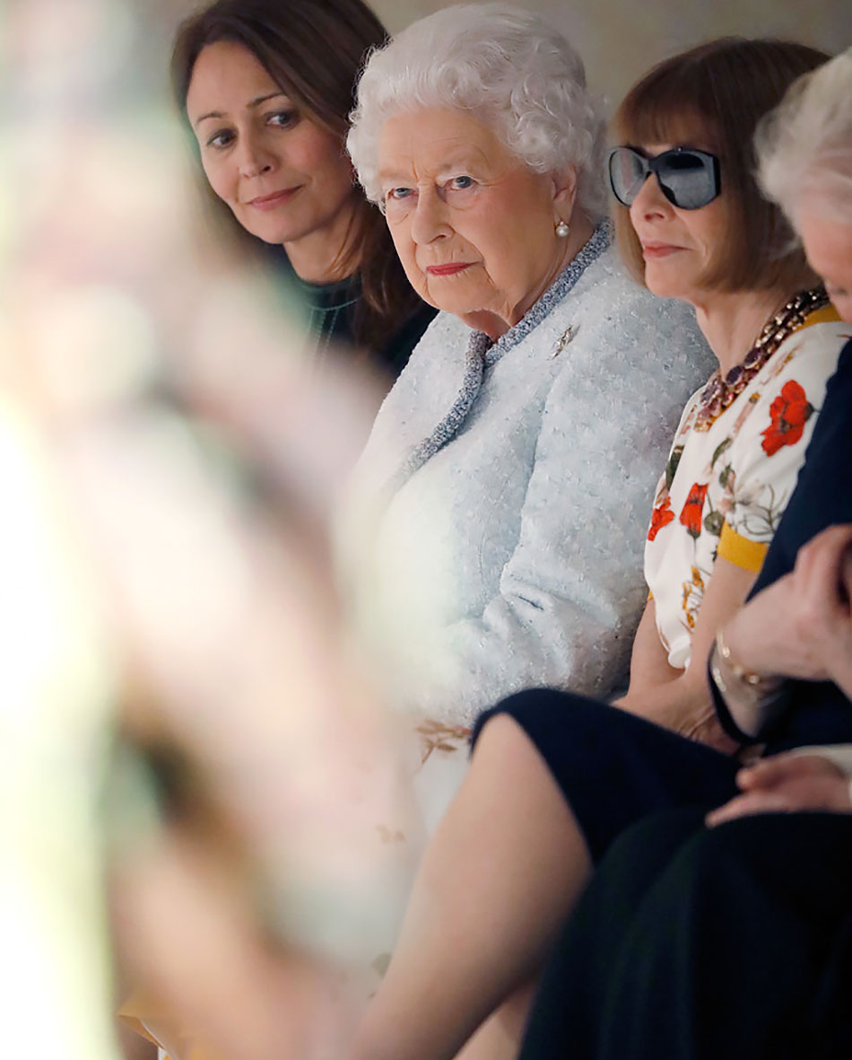 Elizabeth II na primeira fila do desfile de Richard Quinn