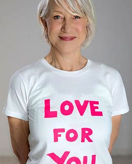Helen Mirren usa camiseta da Net-a-Porter e Women for Women. Foto: Instagram