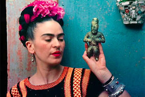 Uma das fotos da exposição Making Her Self Up: Frida Kahlo com figurino  Olmec