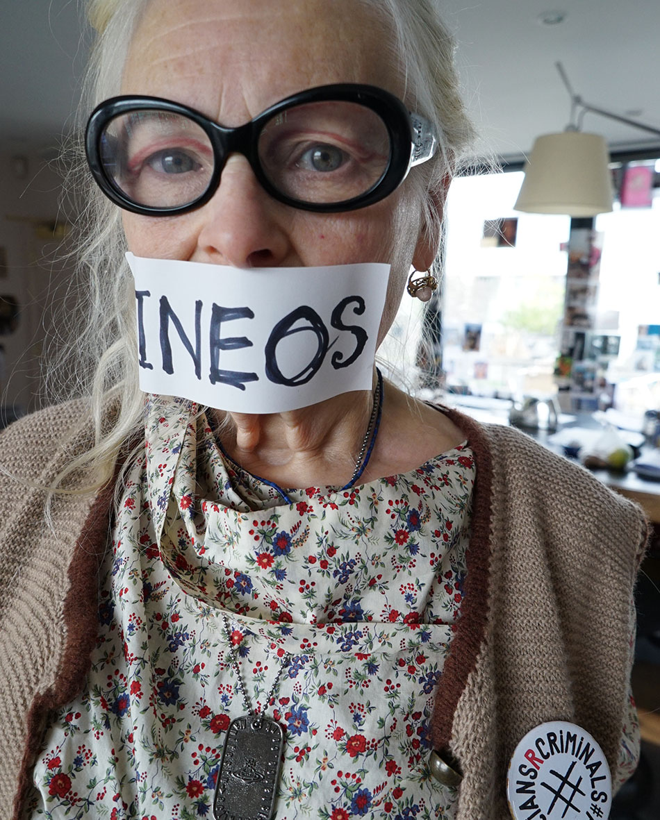Vivienne Westwood em protesto contra o fracking na London Fashion Week