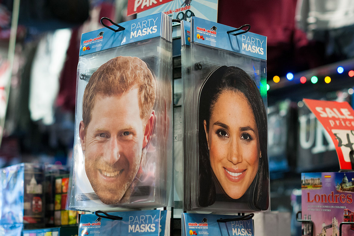 Máscaras de Harry e Meghan estão entre os souvenies do casamento vendidos no comércio popular britânico. Foto: Geraldo Cantarino