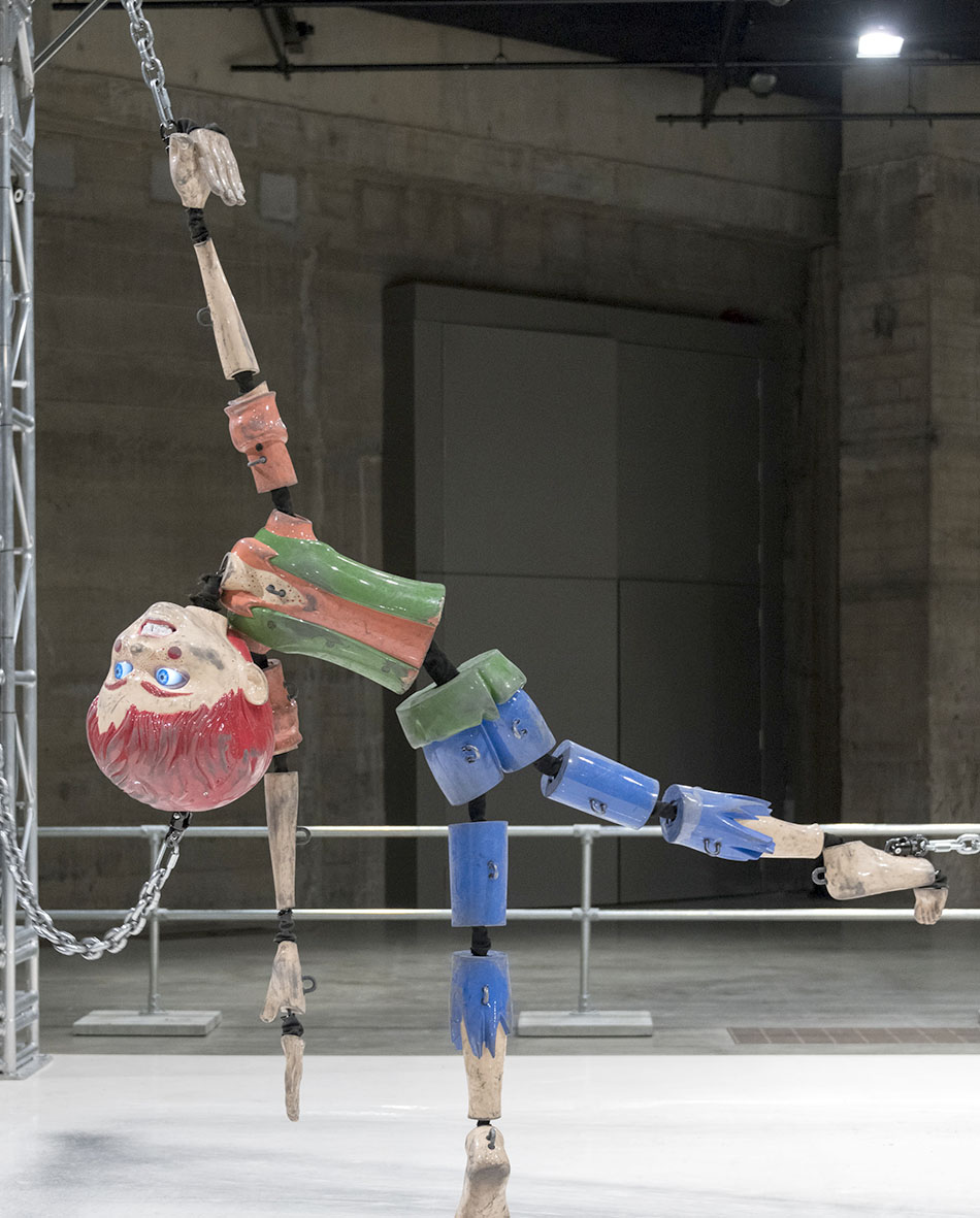 Boneco gigante de Jordan Wolfson: figura assustadora com olhos de telas digitais. Foto: Divulgação/Tate Modern