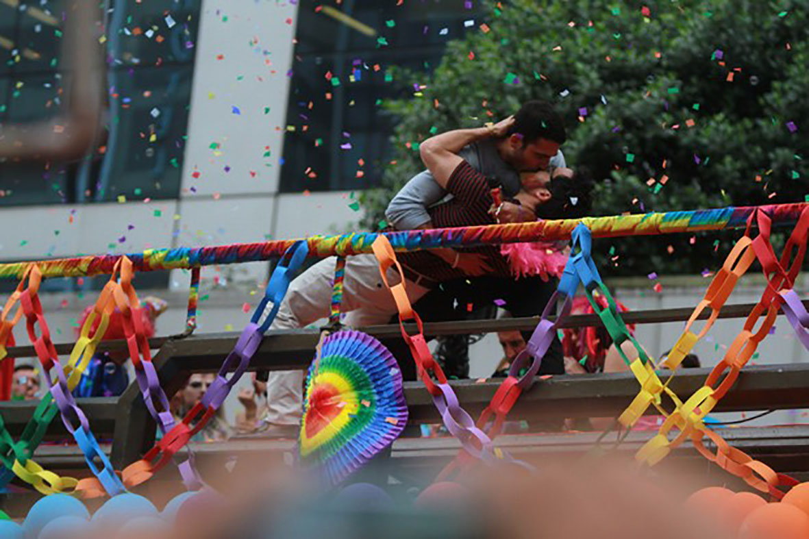 Cena na Parada Gay paulistana de Sense8: Lito (Miguel Angel Silvestre) assume publicamente que é homossexual. Foto: Divulgação