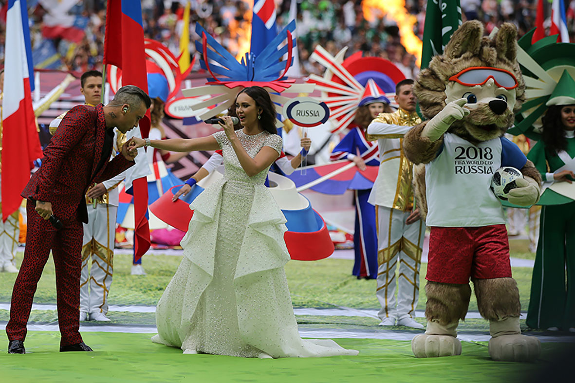 Os cantores Robbie Williams e Aida Garifullina na abertura da Copa da Rússia 2018. Foto: RFS/RU