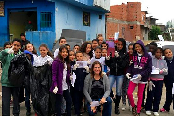 Débora Garofalo e seus alunos da escola EMEF Almirante Ary Parreiras