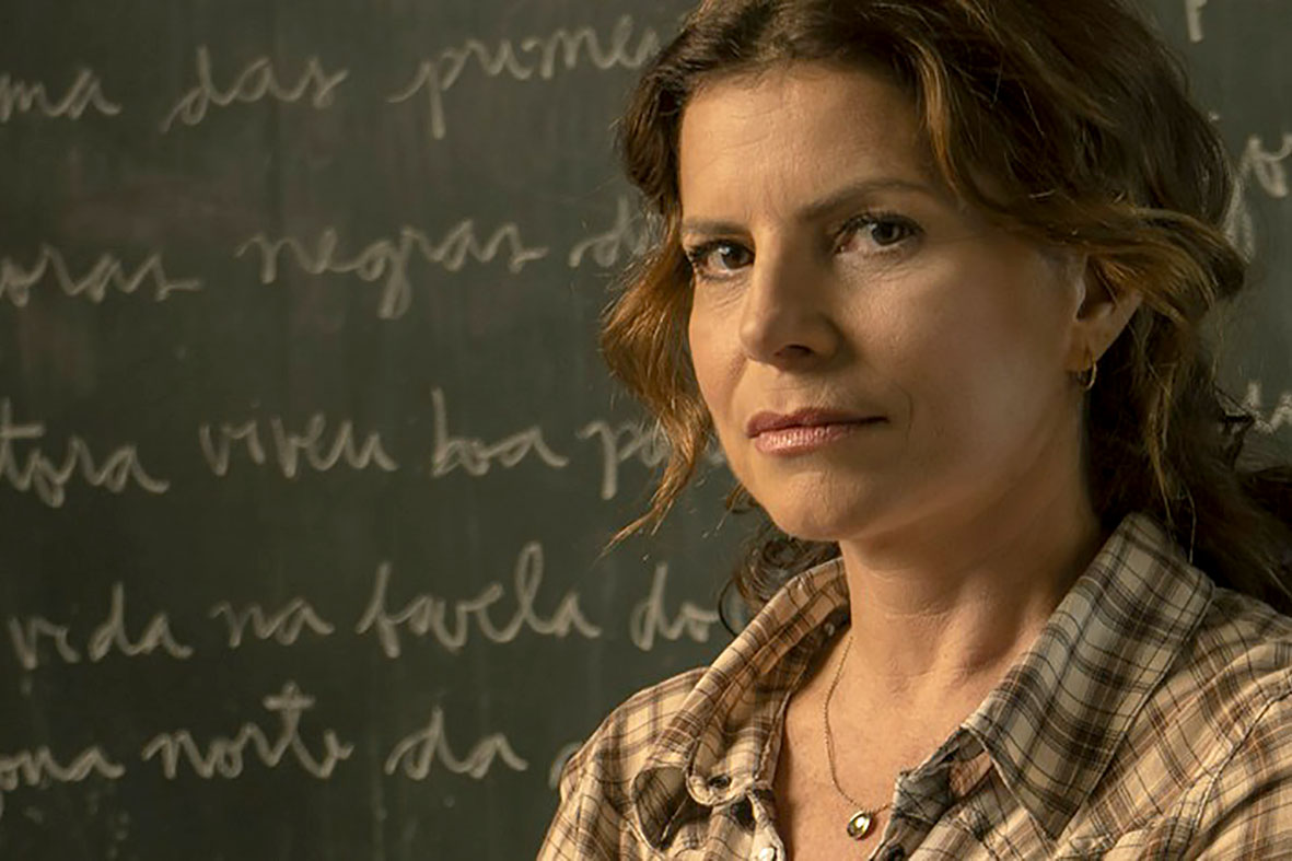 Débora Bloch volta à TV como professora da série Segunda Chamada