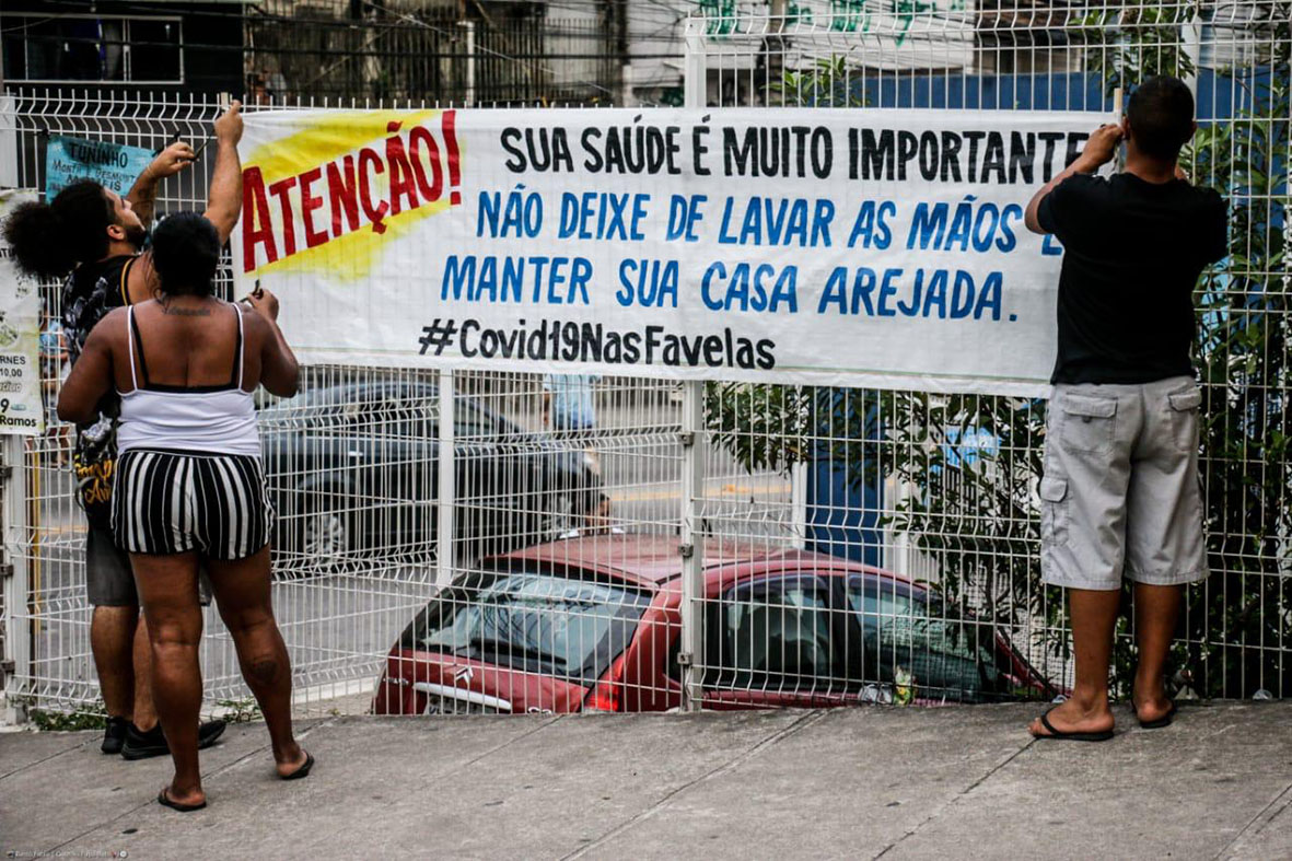 Faixas alertando contra o coronavírus no Complexo do Alemão. Foto: Raul Santiago/Cpletivo Papo Reto