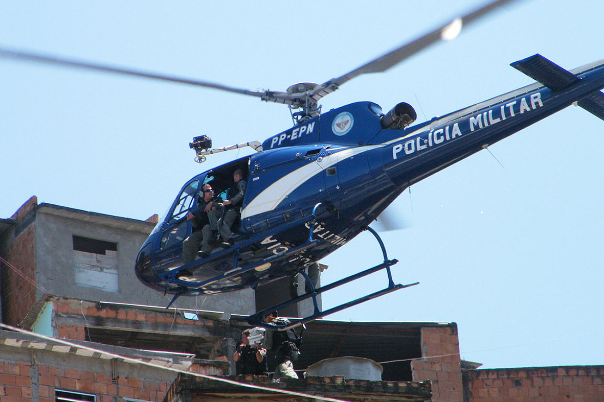 Helicóptero da PM em operação policial sobrevoa o Complexo do Alemão. Foto: Vladimir Platonov/ABr