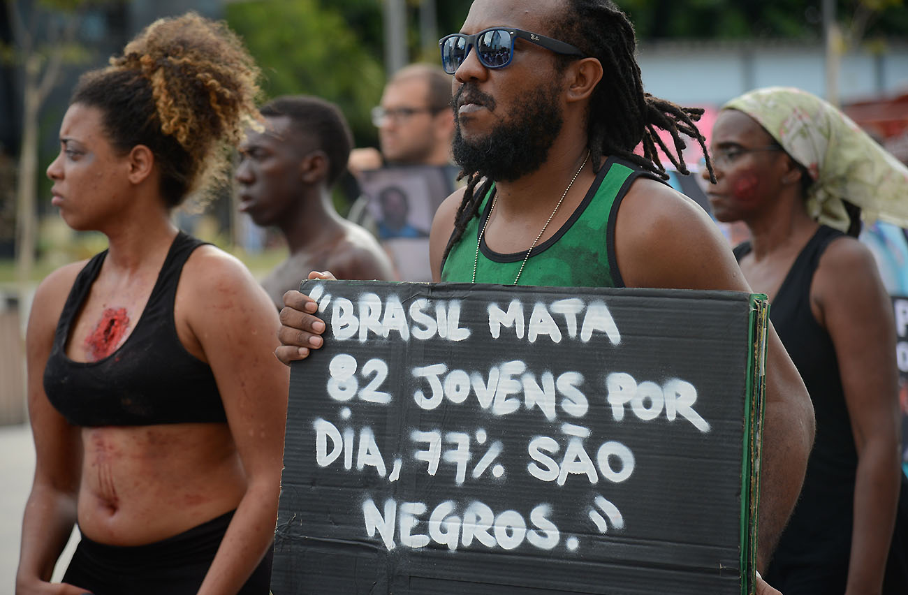 Familiares de jovens negros mortos por policiais protestam contra a violência com ativistas da Anistia Internacional, no Rio. Foto: Fernando Frazão/Agência Brasil