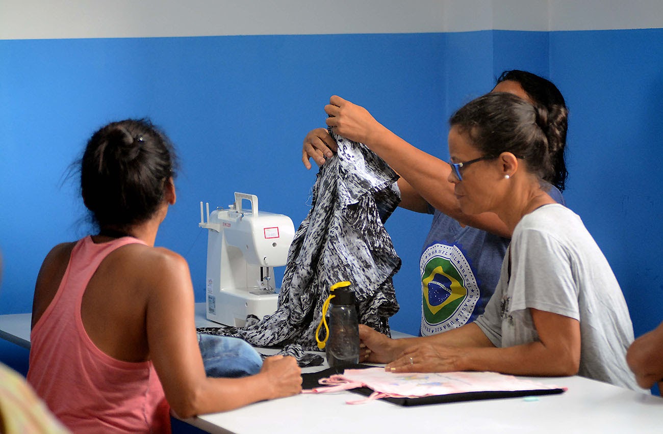 Oficinas de costura são alternativa para driblar desemprego. Foto: Jefferson Peixoto