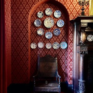 Lareira com galeria de cerâmicas na sala de jantar da Leighton House. Foto: Royal Borough of Kensington and Chelsea