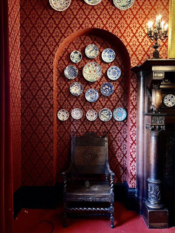 Lareira com galeria de cerâmicas na sala de jantar da Leighton House. Foto: Royal Borough of Kensington and Chelsea