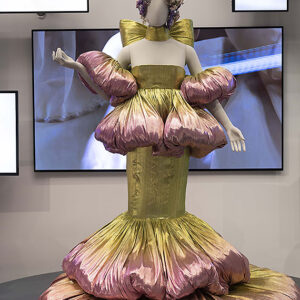 Instalação com o vestido de Miss Sohee Peony Dress. Foto: Victoria and Albert Museum, London