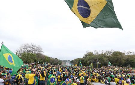 Foto: Manifestantes se reúnem em frente ao QG do Exército em Brasília. Valter Campanato/Agência Brasil