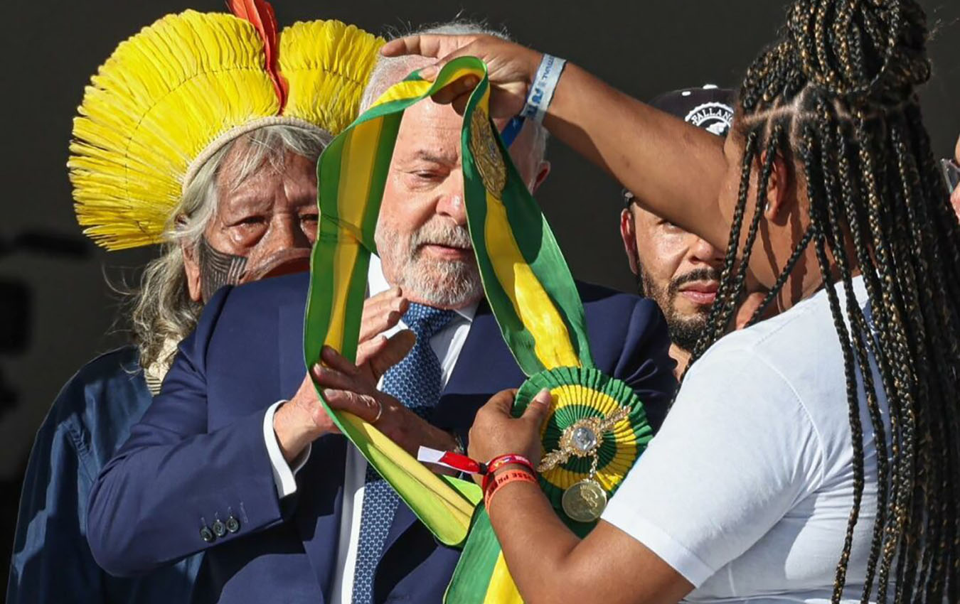 Catadora Aline Sousa coloca faixa presidencial em Lula. Foto: Ricardo Stuckert/Agência Brasil