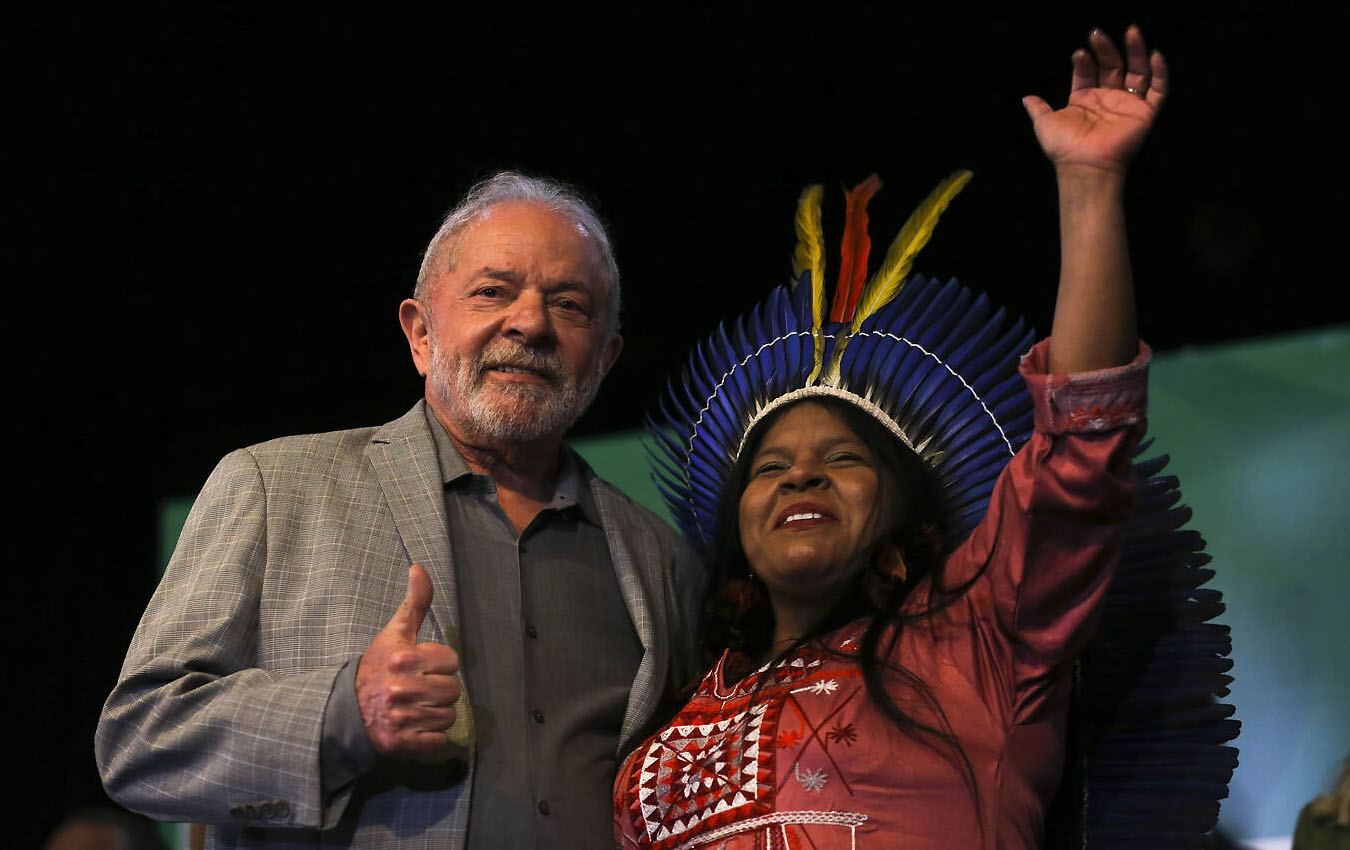 Sonia Guajajara, ministra dos Povos Indígenas, e Lula, na posse do presidente, em 2023. Foto: Agência Brasil